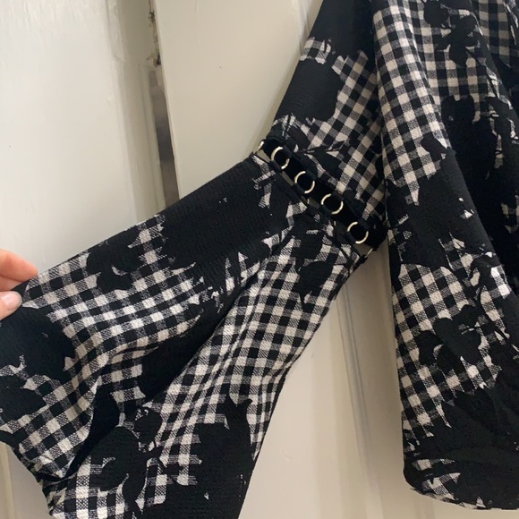 Long sleeve, chain link, bell top with open front - Picture 2 of 4